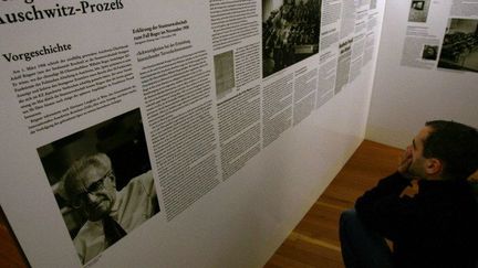 Lors d'une exposition en 2004 à Berlin sur le «procès d'Auschwitz», un panneau évoque l'action du procureur Bauer. (JOHN MACDOUGALL / AFP)