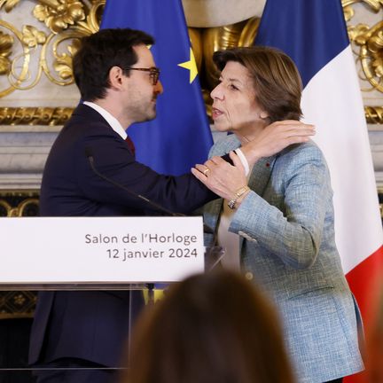 Catherine Colonna kisses Stéphane Séjourné on the occasion of the transfer of power with the latter, at the Ministry of Foreign Affairs, in Paris, January 12, 2024. (THOMAS PADILLA / AFP)