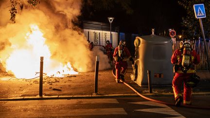 Des pompiers interviennent pour éteindre un incendie après des heurts aux Lilas, en Seine-Saint-Denis, le 29 juin 2023. (GAUTHIER BEDRIGNANS / HANS LUCAS / AFP)