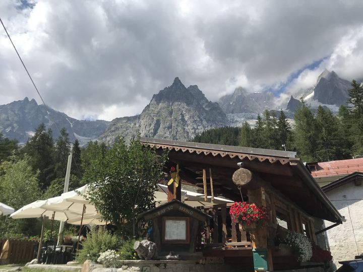 Le bar Lo Brenlo à Planpincieux e n dessous du glacier éponyme, le 19 juillet 2021.&nbsp; (SOLENE LEROUX / FRANCEINFO)