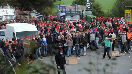 Les manifestants coiff&eacute;s de leur bonnet rouge, lors du rassemblement du 26 octobre &agrave; Pont-de-Buis. (FRED TANNEAU / AFP)