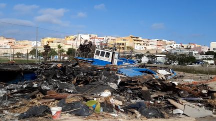 Sur l'île de Lampedusa, des barques de migrants ont été incendiées. (BRUCE DE GALZAIN / RADIO FRANCE)