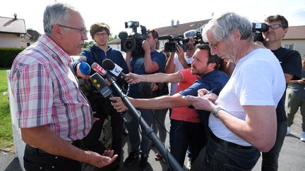 Aumontzey est une nouvelle fois divisé par l'affaire Grégory. Certains, comme le maire, Philippe Petitgenet (ci-contre) doutent. "Ces mises en examen sur des bouts de papier, ça m'agace", dit-il. "Ces gens sont des gens bien, impliqués dans la commune", soutient-il. "C'est une affaire qui fait mal". (PATRICK HERTZOG / AFP)