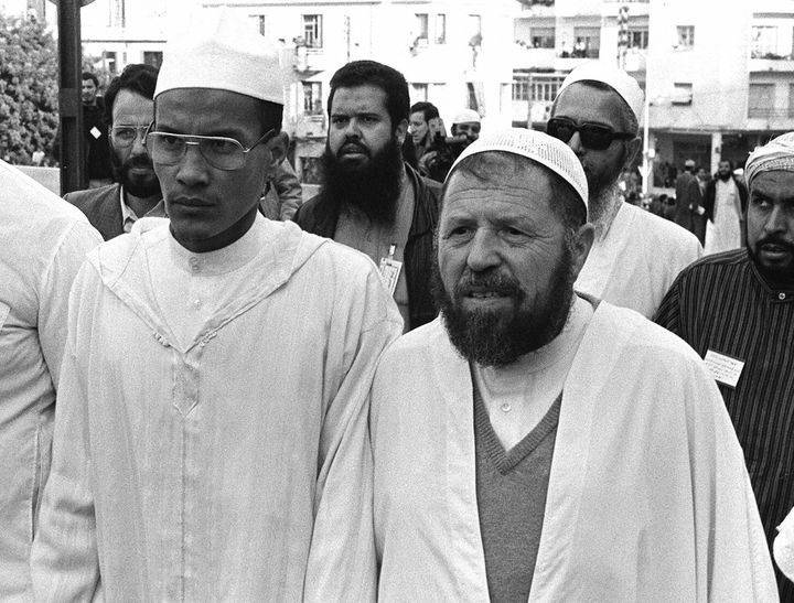 Ali Belhadj et Abassi Madani, chefs historiques du Front Islamique du Salut (FIS) dans les rues d'Alger. Photo prise en mai 1991, 6 mois avant la large victoire du FIS au premier tour de l'élection législative. (STR / AFP)