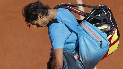 Rafael Nadal sort du court Philippe Chatrier apr&egrave;s sa d&eacute;faite face &agrave; Novak Djokovic, &agrave; Roland-Garros, le 3 juin 2015. (CHRISTOPHE ENA/AP/SIPA / AP)