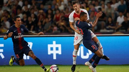 Les joueurs du PSG et de Monaco s'affrontant lors du match du Trophée des Champions, le 4 août 2018 à Shenzhen (Chine).&nbsp; (BOBBY YIP / REUTERS)