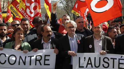 Les leaders syndicaux&nbsp;Philippe Martinez, pour la CGT (&agrave; gauche) et Jean-Claude Mailly, de&nbsp;FO, lors de la manifestation contre l'aust&eacute;rit&eacute;, &agrave; Paris, le 9 avril 2015. (FRANCOIS MORI / AP / SIPA )