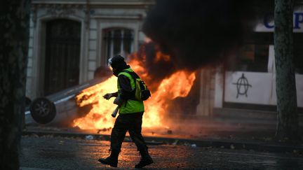 Plusieurs véhicules ont été incendiés lors de la mobilisation des "gilets jaunes" à Paris le samedi 1er décembre 2018. (ALAIN JOCARD / AFP)