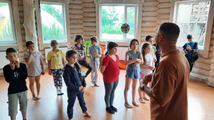 Des cours de théâtre sont proposés aux enfants pour leur faire oublier la guerre, à Kiev, en Ukraine.&nbsp; (GILLES GALLINARO / RADIO FRANCE)