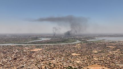 De la fumée s'échappe d'un quartier de Khartoum (Soudan), où des combats entre l'armée et les paramilitaires des Forces de soutien rapide se poursuivent, le 3 mai 2023. (AFP)