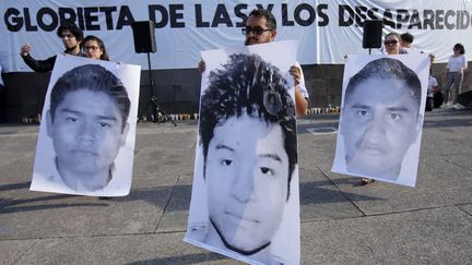 Les visages des trois étudiants disparus sont brandis lors d'une manifestation, le 19 avril 2018 à Guadalajara (Mexique). (ULISES RUIZ / AFP)