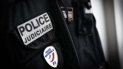 Un badge de la police judiciaire, le 13 juin 2024. (LOU BENOIST / AFP)