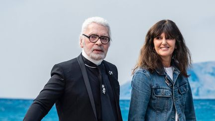 Virginie Viard et Karl Lagerfeld à la fin d'un défilé Chanel, le 2 octobre 2018 à Paris. (REX /SHUTTERSTOCK / SIPA)