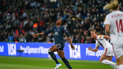 Kadidiatou Diani lors d'un match du PSG contre Lyon en Ligue des champions, le 30 avril 2022. (VICTOR JOLY / AFP)