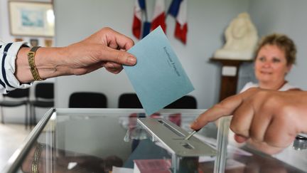 Un électeur vote lors du premier tour des législatives à&nbsp;Hottot-Les-Bagues (Calvados), le 11 juin 2017. (ARTUR WIDAK / AFP)