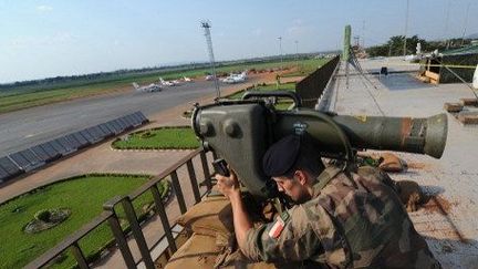 Un soldat français surveille l'aéroport de Bangui, le 1er décembre 2013.  (AFP PHOTO / SIA KAMBOU)