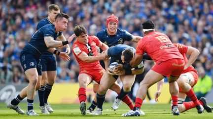 Toulousains et Leinstermen au duel lors de la demi-finale de Champions Cup à l'Aviva Stadium de Dublin, le 14 mai 2022. (ASHLEY WESTERN / AFP)