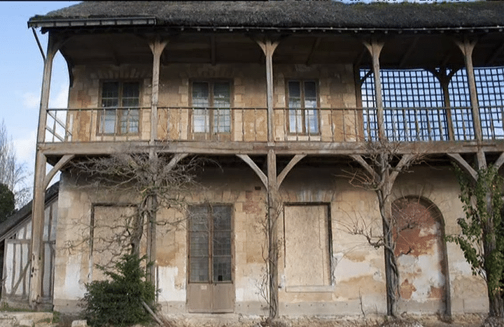 L'une des maisons du hameau, avant restauration 
 (France 2/ Culturebox)