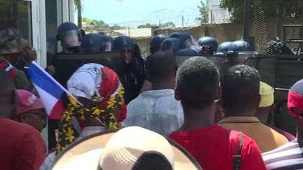 L'île de Mayotte est paralysée depuis trois semaines. Des manifestants bloquent les routes pour manifester contre les violences et l'insécurité qui gangrènent le territoire. (franceinfo)