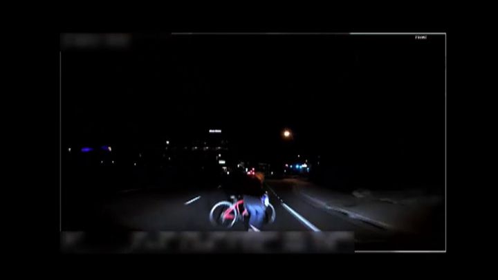 Capture d'une vidéo montrant la collision entre une voiture autonome testée par Uber et une piétonne, à Tempe, dans l'Arizona (Etats-Unis), le 18 mars 2018.&nbsp; (HO / TEMPE POLICE DEPARTMENT / AFP)