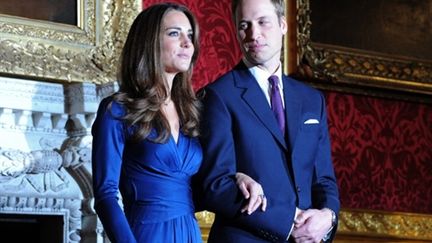 Le Prince William et sa fiancée Kate Middleton annonçant à Londres leur mariage en 2011 (16/11/2010) (AFP/BEN STANSALL)