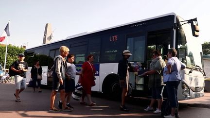 Comme de nombreux Français, certains habitants du Pas-de-Calais n'auront pas les moyens de partir en vacances cet été. Le département leur propose des trajets en bus gratuits vers la côte chaque semaine, une initiative solidaire dont profitent les familles. (France 2)