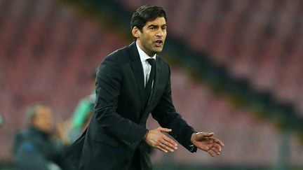 Paolo Fonseca encourage ses joueurs du Shaktar Donetsk face à Naples, en phase de poules de Ligue des champions, le 21 novembre 2017. (MATTEO CIAMBELLI / AFP)