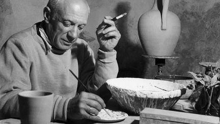 Pablo Picasso dans son atelier à Vallauris (Alpes-Maritimes), en avril 1949.&nbsp; (AFP)