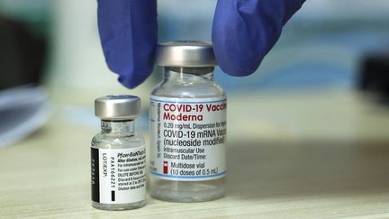 Une fiole de vaccin contre le Covid-19 élaboré par Moderna à Jérusalem (Israël), le 10 août 2021. (HAZEM BADER / AFP)