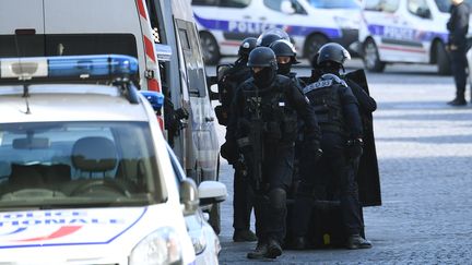 Des policiers à proximité du Louvre à Paris, le 3 février 2017. (ALAIN JOCARD / AFP)