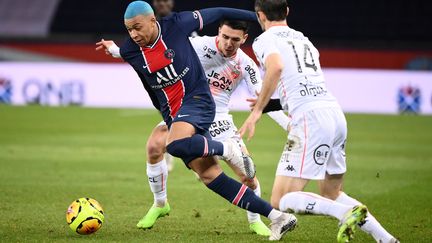 Le Parisien Kylian Mbappé perce la défense lorientaise (FRANCK FIFE / AFP)