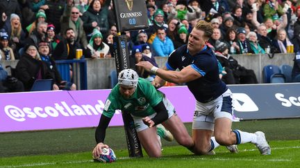 Mack Hansen inscrit le premier essai irlandais, lors du match du tournoi des Six nations Ecosse-Irlande, le 12 mars 2023. (ANDY BUCHANAN / AFP)