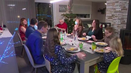 Réveillon : quels sujets éviter lors d'un repas en famille ?