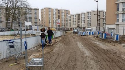 Des habitants du quartier des Hautes-Noues, à Villiers-sur-Marne, en travaux depuis deux ans. (VIRGINIE PIRONON / RADIO FRANCE)