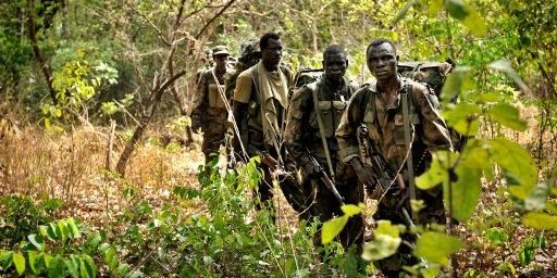 Soldats ougandais sur la piste de Joseph Kony en Centrafrique, le 18 avril 2012. (AFP PHOTO/YANNICK TYLLE)