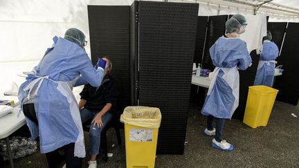 Une femme se fait dépister à Lyon en août 2020.&nbsp; (MAXIME JEGAT / MAXPPP)