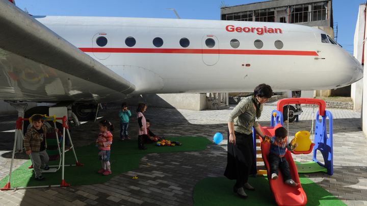 Ce Yak-42 sovi&eacute;tique a &eacute;t&eacute; rachet&eacute; par le cr&eacute;ateur de la cr&egrave;che &agrave; Georgian Airways. (VANO SHLAMOV / AFP)