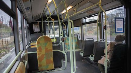 Un bus de la RATP, le 21 décembre 2022 à Paris. (MAGALI COHEN / HANS LUCAS / AFP)