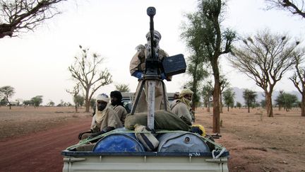 Des hommes d'Ansar Dine sur la route entre Kidal et Gao, deux villes contr&ocirc;l&eacute;es par les islamistes, le 12 juillet 2012. (ADAMA DIARRA / REUTERS)