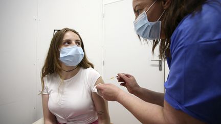 Une femme se fait vacciner à Ajaccio, le 13 mai 2021. (PASCAL POCHARD-CASABIANCA / AFP)