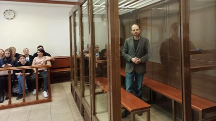 L'opposant politique russe Vladimir Kara-Mourza durant son procès à Moscou, le 17 avril 2023. (HANDOUT / MOSCOW CITY COURT PRESS SERVICE / AFP)