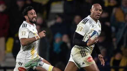 Les Rochelais Antoine Hastoy et Teddy Thomas lors de la victoire contre Leicester en Champions Cup, le 14 janvier 2024. (XAVIER LEOTY / AFP)