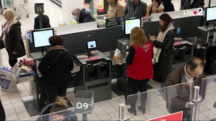 Plan social : Auchan annonce des supressions de postes et des fermetures de magasins (france 2)