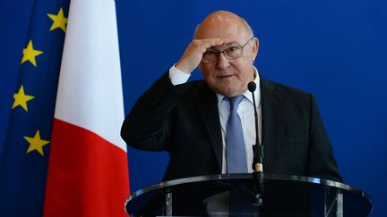 Le ministre des Finances, Michel Sapin, le 13 avril 2016 lors d'une conférence de presse à Bercy (Paris). (ERIC PIERMONT / AFP)