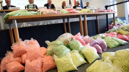 Des sachets d'ectasy et de MDMA, le 20 décembre 2016 à Cologne (Allemagne) lors d'une saisie. (HENNING KAISER / DPA / AFP)