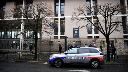 Une voiture de police à Thiais (Val-de-Marne), le 16 janvier 2023. (CHRISTOPHE ARCHAMBAULT / AFP)