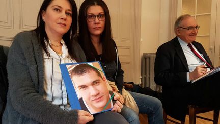 Dalila et Karima Boutvillain, avec la photo de leur frère disparu, Malik. (France 3 Alpes / Jordan Guéant)