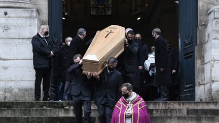 Les obsèques de l'acteur Claude Brasseur, le 29 décembre 2020, à l'église Saint-Roch de Paris. (STEPHANE DE SAKUTIN / AFP)