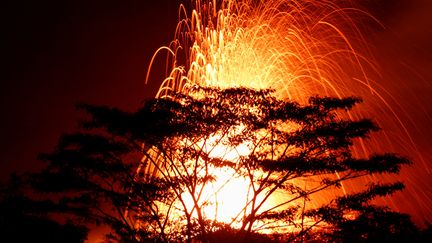 Des projections de lave du volcan Kilauea à Hawaï, le 17 mai 2018. (TERRAY SYLVESTER / AFP)