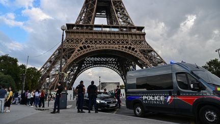 Des effectifs de police près de la tour Eiffel à Paris, en septembre 2023. (MIGUEL MEDINA / AFP)